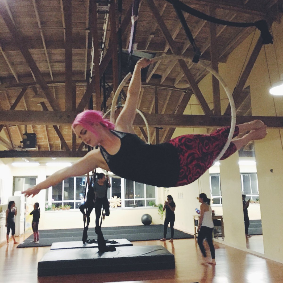 Neonlolita's tweet photo. Mermaiding my way through life #Lyra #aerialist 💕 https://t.co/JhpKY4J5Q0