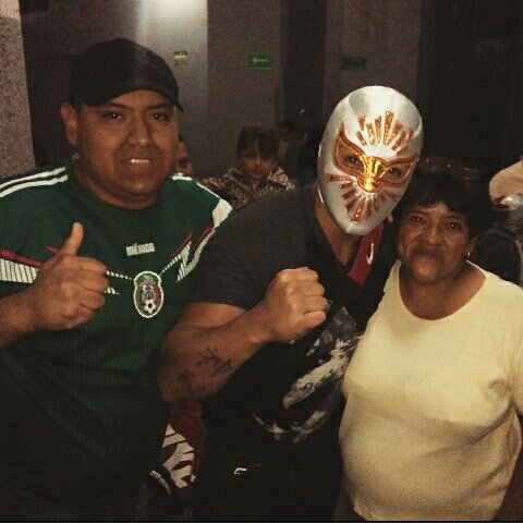 kuskacio's tweet photo. Hoy excelente martes de lucha libre @CMLL_OFICIAL  y la foto del recuerdo con @cmll_mistico https://t.co/S515gSGDQZ