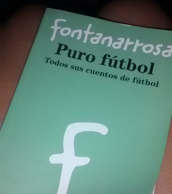 Paulasaenzok's tweet photo. A dormir de buen humor✌ leyendo a mi loco preferido😜 #purofutbol #robertfr 📖📓 https://t.co/bdWiwuPg0K