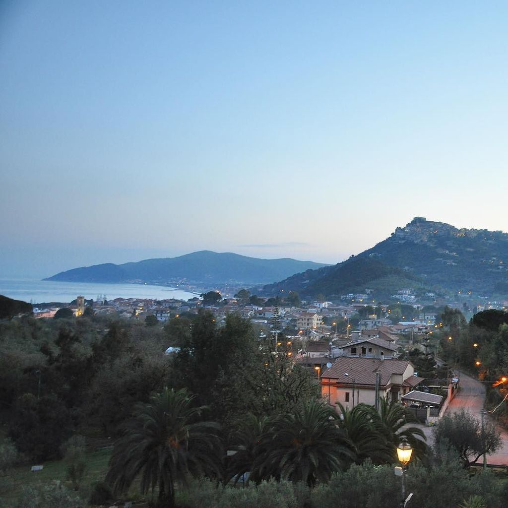 Buongiorno #CasaZarotti, questa è la vista dall'Hotel Hermitage all'alba, un dolce risveglio vista mare dal Parco N…
