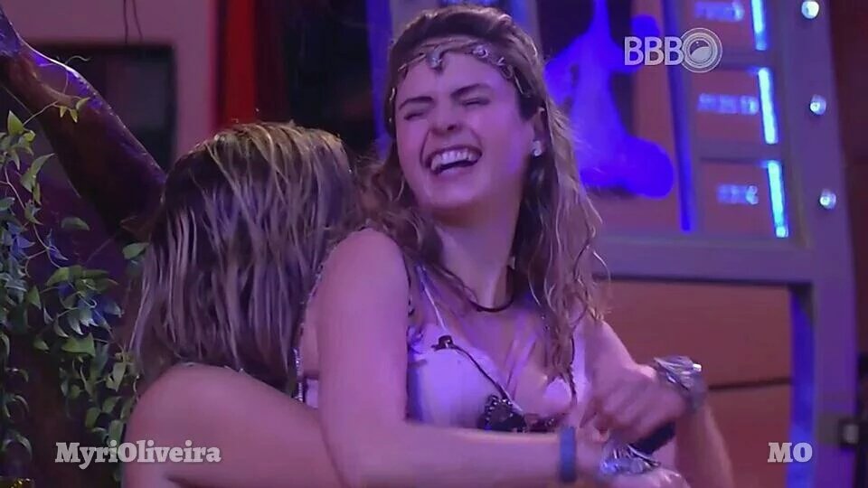 MyriOliveira's tweet photo. + como o Universo é ligeiro, Munik, aquela que tava rindo, fechou a cara na hora qa Ana Paula sentou no colo da MC 😂 https://t.co/Jsa9cU41JE