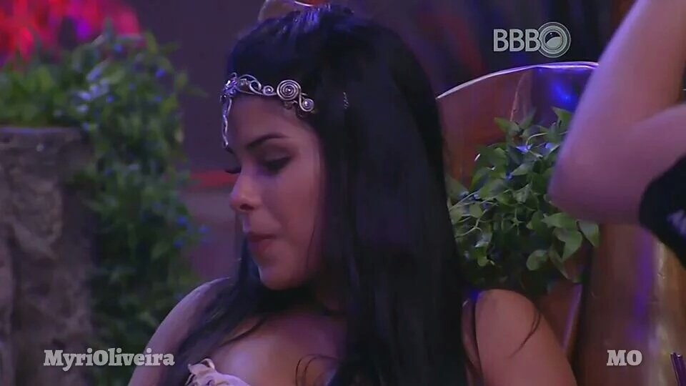 MyriOliveira's tweet photo. + como o Universo é ligeiro, Munik, aquela que tava rindo, fechou a cara na hora qa Ana Paula sentou no colo da MC 😂 https://t.co/Jsa9cU41JE