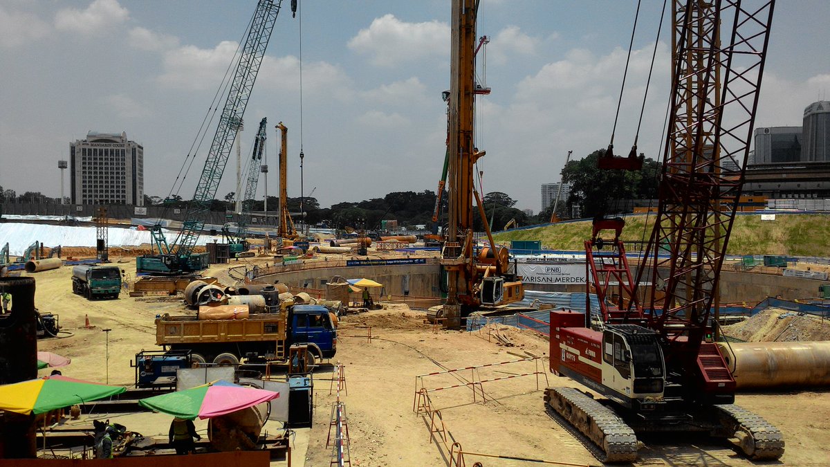 yusurisan's tweet photo. so HOT! 🌞💦
#KL118TowerProject #WarisanMerdeka #workplace #sitesafety 👷 https://t.co/l0OKlz3Ltv