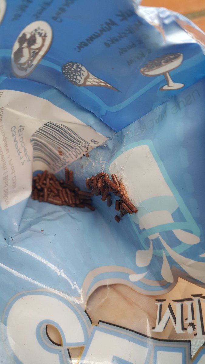 SintaLucia's tweet photo. Buka bungkusan meises coklat Ceres yang baru, ada selaput di dasar plastik,  ada seperti larva ulat.  Kok bisa ya? https://t.co/ZBEgKvvIuY