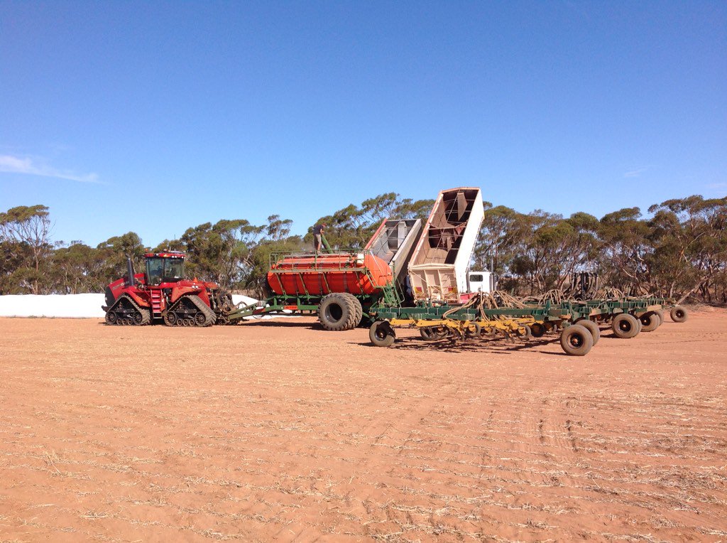 DMAg_consultant's tweet photo. Off and racing ! - sowing lupins &amp; vetch at Natya ⚡️☔️🌱🌱 https://t.co/wkNSFR0o80