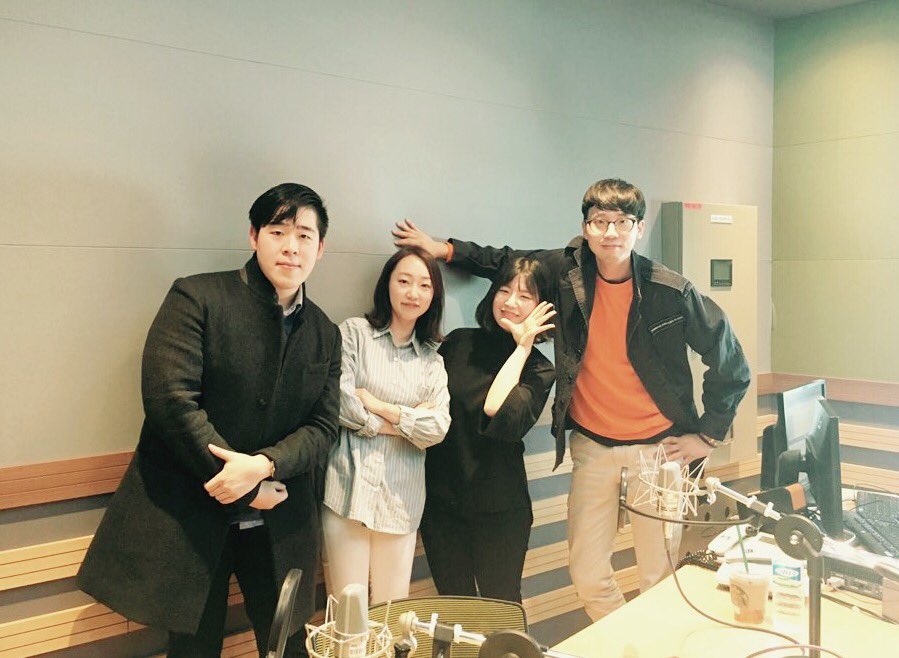 내일 새벽 3시의 선곡은 단 네 곡! 대신 <DJ를 부탁해> 사상최초 #라디오토크쇼 가 펼쳐져요... 궁금하면 본방사수or다시듣기 #안녕디제이들 #새벽3시_우리들을부탁해 #괜찮습니다 #사진에없는사회자