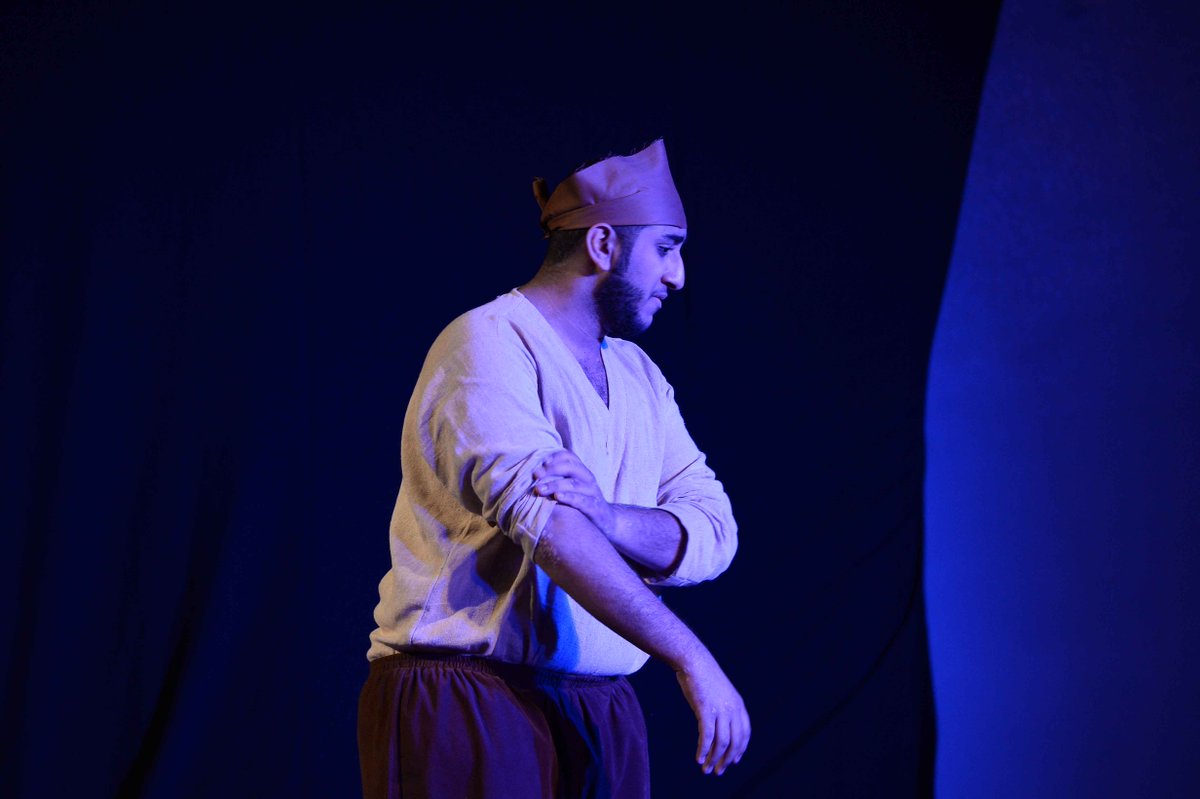 لقطات من مسرحية "فكرة" لجامعة الملك الفهد للبترول والمعادن
تآليف:بدر الحمداني
إخراج: راشد الورثان