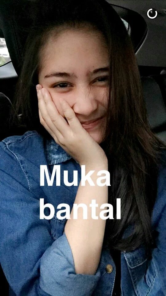 prillybeo1's tweet photo. Hoiii selamet siang,ada beo disiniii💪 muka bantal aja cantik kan akuuuuu😊😊 https://t.co/qyAEDCPJBk