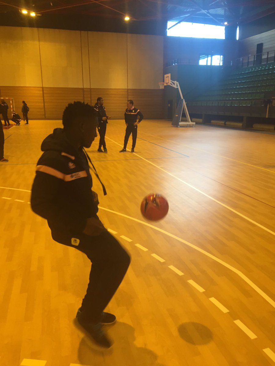 ETGfc's tweet photo. L'après-midi #CapFoot se poursuit balle au pied avec les jeunes et les pros ! #ETGFC #ActionsCitoyennes https://t.co/fTP2pmoNhz