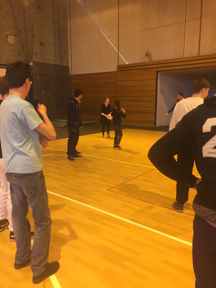 ETGfc's tweet photo. L'après-midi #CapFoot se poursuit balle au pied avec les jeunes et les pros ! #ETGFC #ActionsCitoyennes https://t.co/fTP2pmoNhz