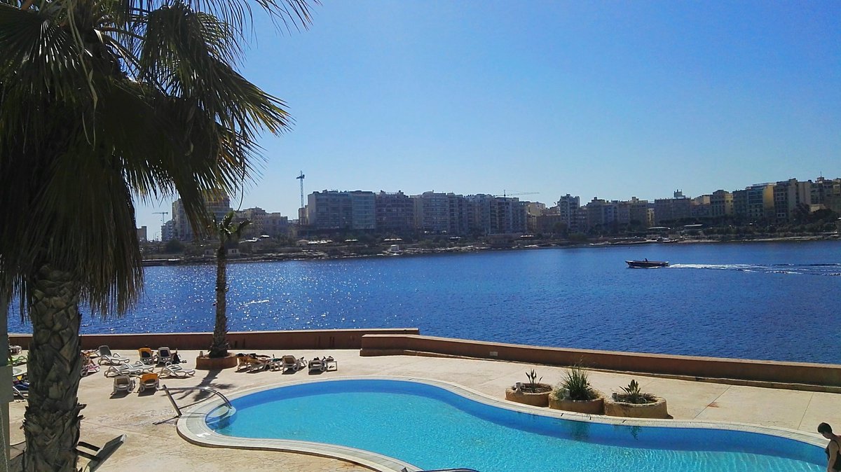 CavalieriHotel's tweet photo. A relaxed #environment with striking #views, amazing #artwork, nice #weather.. https://t.co/TO6izaaUIt