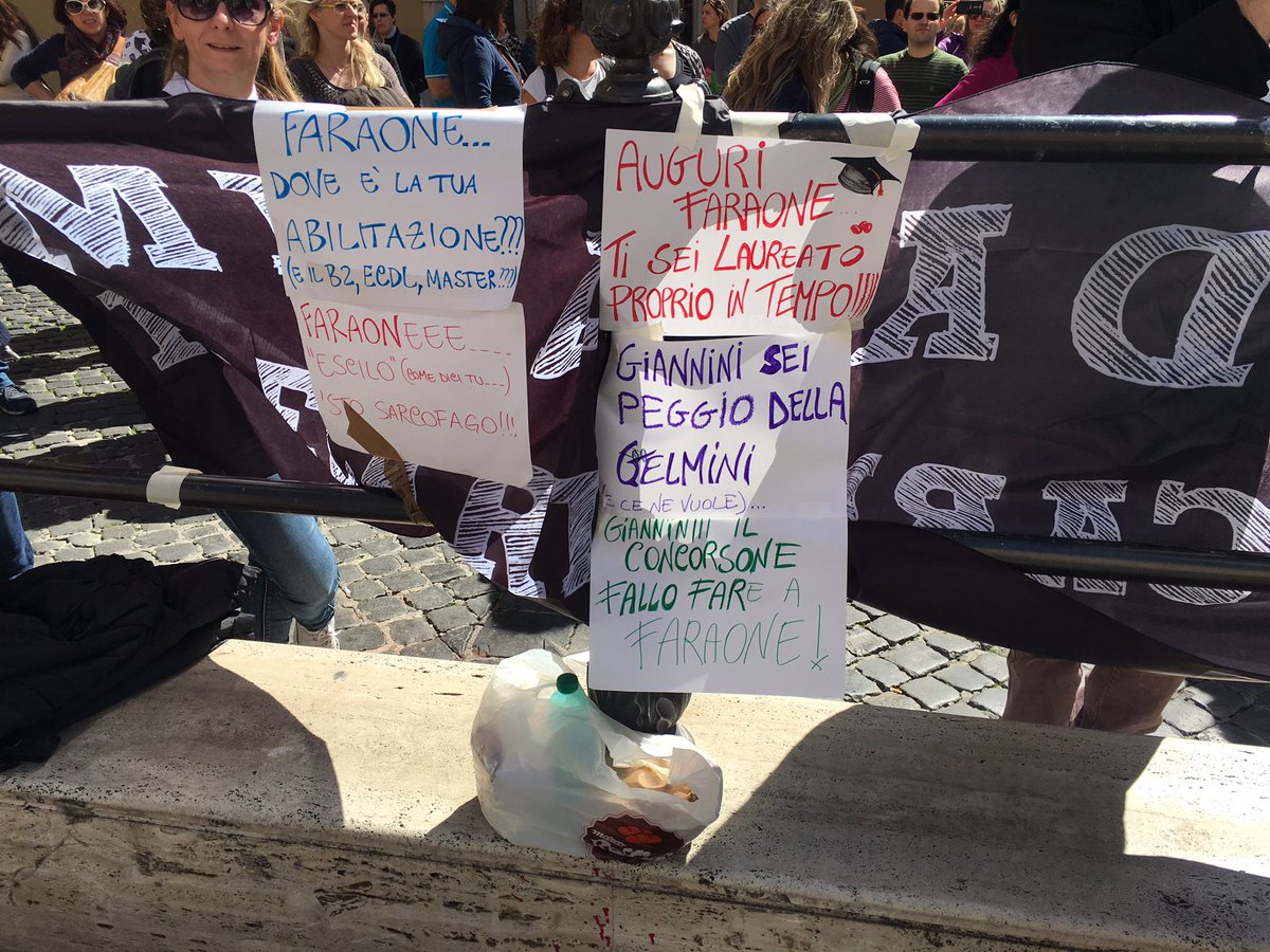 agenparl_lazio's tweet photo. Precari Mida scuola manifestano sotto @Montecitorio https://t.co/7YdndTsqzn