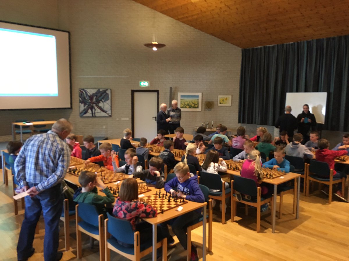 De 1e keer meedoen bij het basisschool schaaktoernooi.