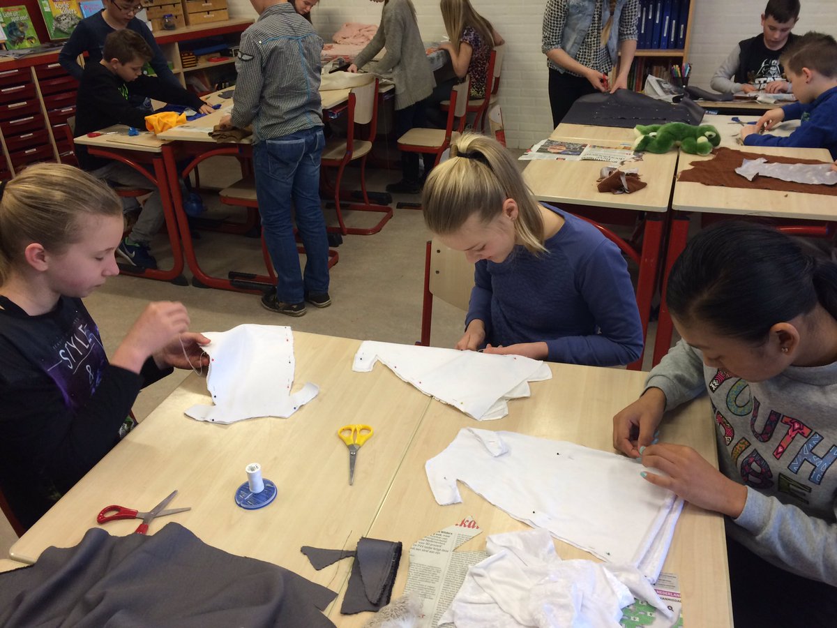 cocongroep7's tweet photo. We maken de kleding voor onze pop! https://t.co/mc8gPlxMbQ