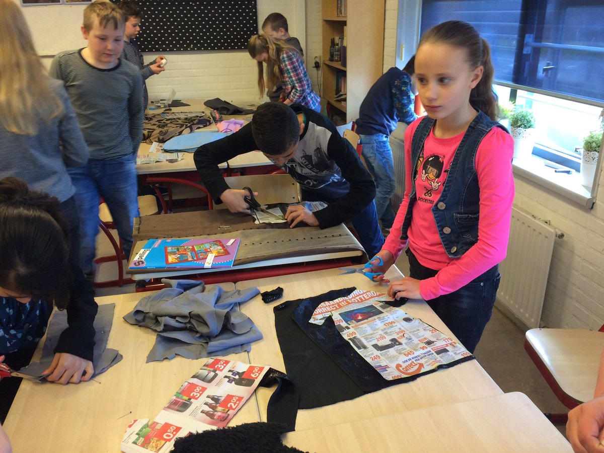 cocongroep7's tweet photo. We maken de kleding voor onze pop! https://t.co/mc8gPlxMbQ