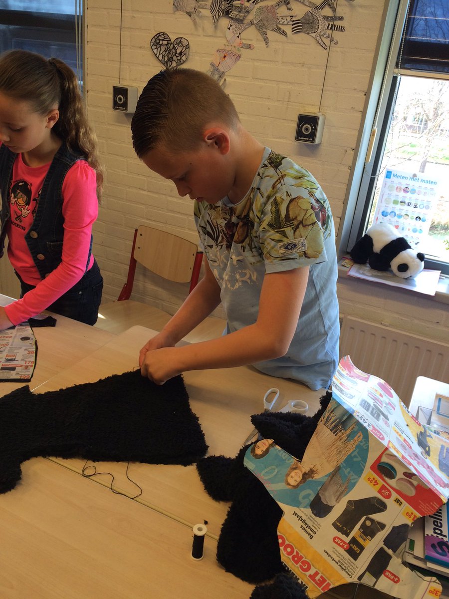 cocongroep7's tweet photo. We maken de kleding voor onze pop! https://t.co/mc8gPlxMbQ