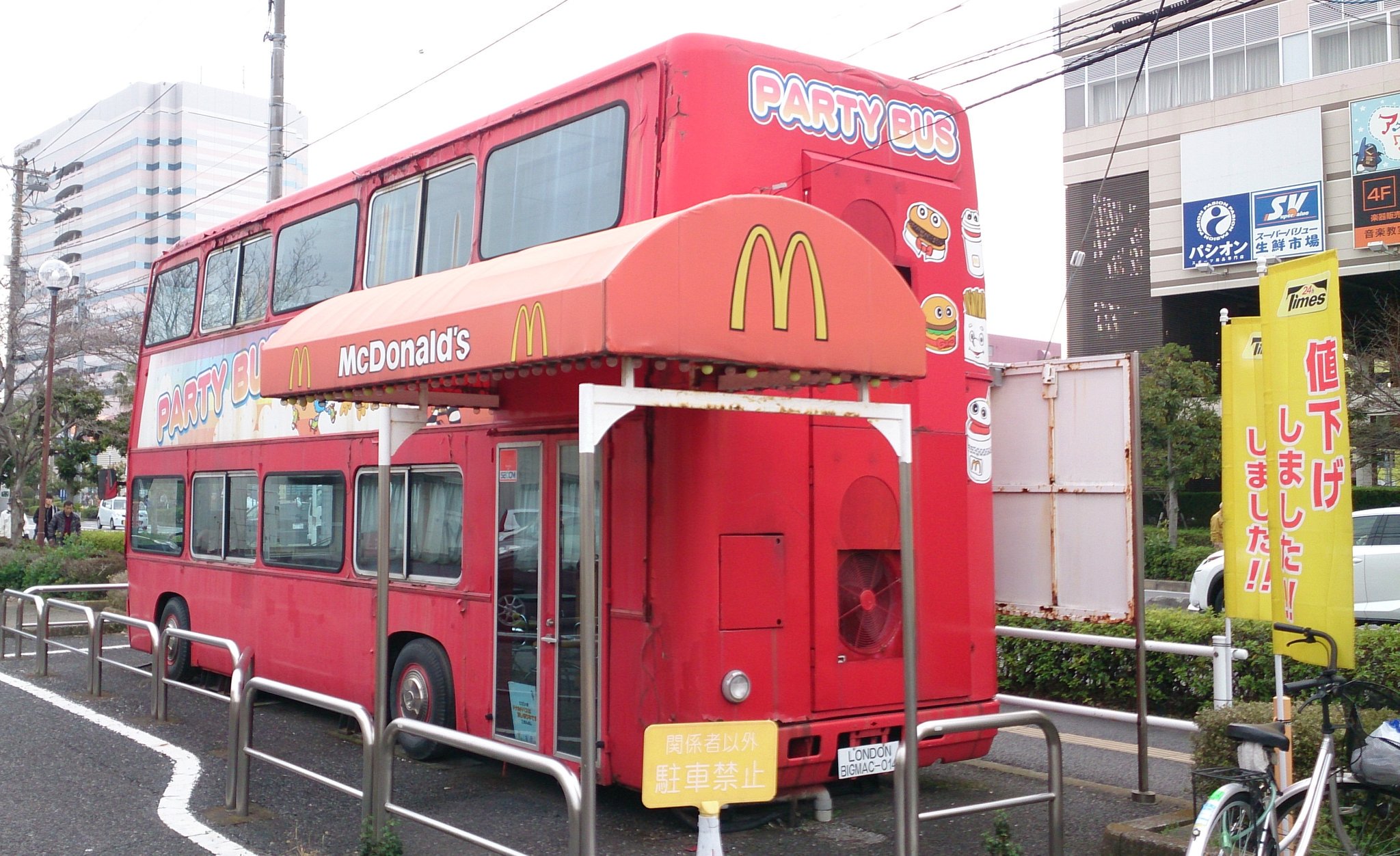 旧 ゆう P Kiesfan 同じくららぽーと近くにあるマクドナルド南船橋店 こちらも明日で閉店します 28年前にオープンしたそうで 平成元年からやってたんですね 店の横には2階建てバスのバルジー ではなく パーティーバスがあるんです T Co 旧 ゆう P Kiesfan 同じくららぽーと近くにあるマクドナルド南船橋店 こちらも明日で閉店します 28年前にオープンしたそうで 平成元年からやってたんですね 店の横には2階建てバスのバルジー ではなく パーティーバスがあるんです T Co