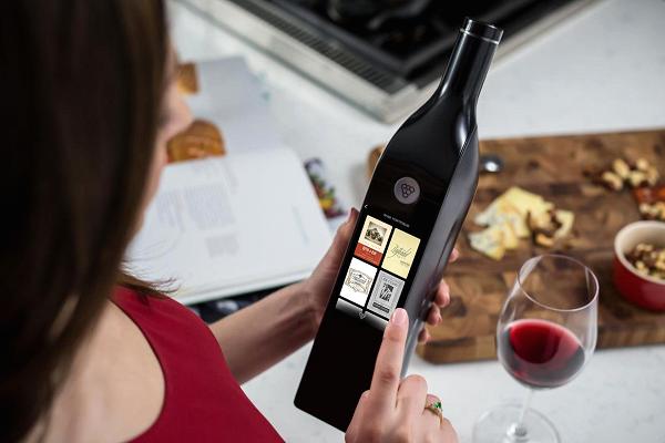 Winesup's tweet photo. La « #bouteille intelligente » et tactile qui conserve le #vin pendant un mois Via @TeeeSO https://t.co/ohjKFbnCSG https://t.co/d7dQkIoK3d