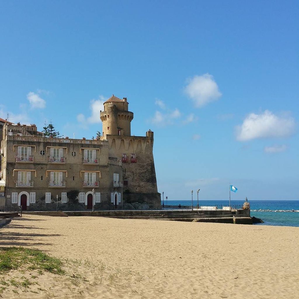 Benvenuti al Sud, la torre seicentesca di Santa Maria di Castellabate 
#casazarotti #buono… ift.tt/1Sm2mkI