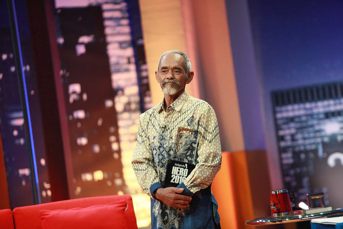 KickAndyShow's tweet photo. Kakek berusia 62th ini keluar masuk hutan seorang diri menanam pohon selama lebih dr 19th. #kickandy 1 April 2016 https://t.co/yKPO7LErjF
