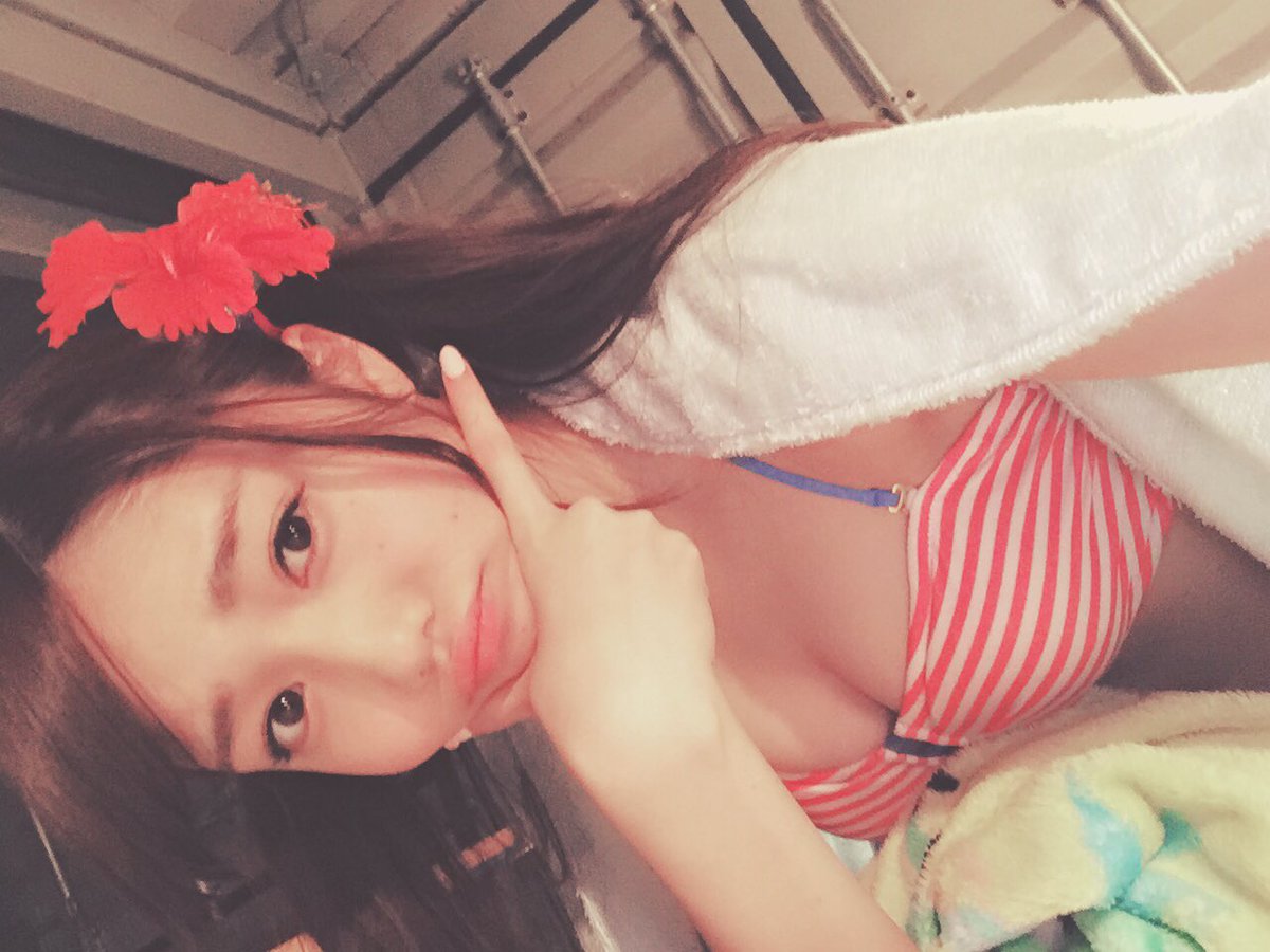 水着で決めポーズの松川菜々花