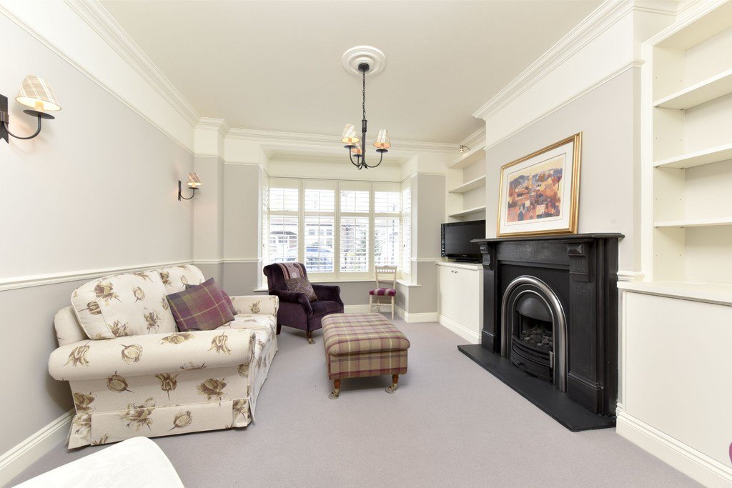 Charming 5 bed house available to #rent in #Battersea, immaculately refurbished throughout ow.ly/104DLv