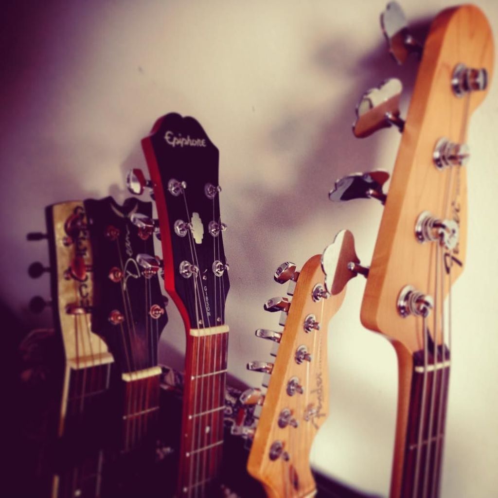 JennaTilveran's tweet photo. lordwilliammccanette | https://t.co/bsPiVtlz2I | #YooG #headstock #fender #jazzbass #stratocaster #epiphone #resonโฆ https://t.co/4BbEKqexUq