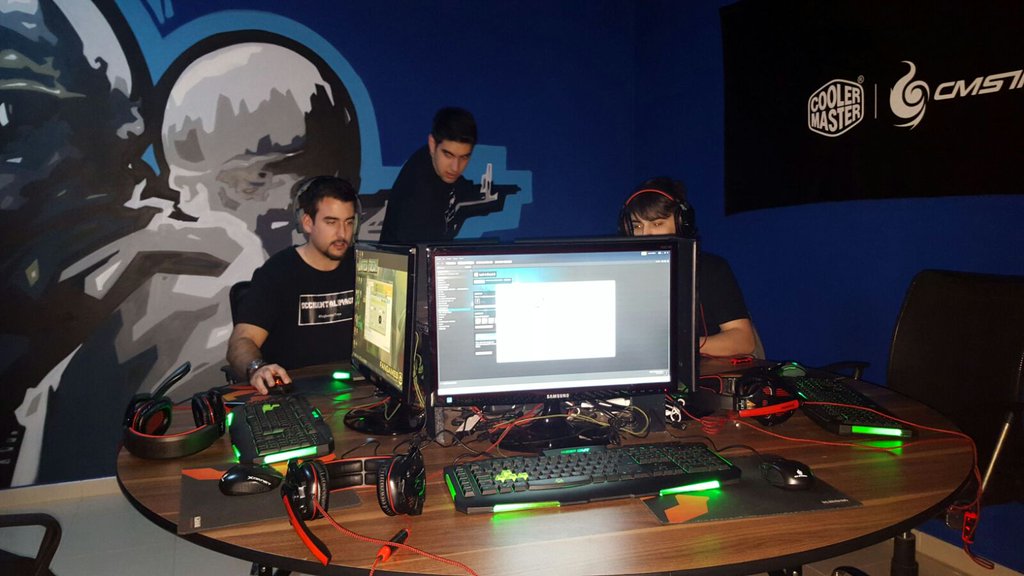 ASsociallovers's tweet photo. ¡Disputa los #torneos del #SalónRedesSociales gracias a los PC'S #Gaming de @NewHomePc! #Gamers #Videojuegos https://t.co/QaRaNzLUuG