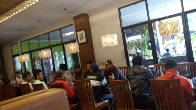ablehholic53's tweet photo. Wew "@fandy_gayee: rumah makan rumpun bambu kordinasi polres jaktim bareng korwil sejaktim #FinalRibet https://t.co/jeAUQ79S46"