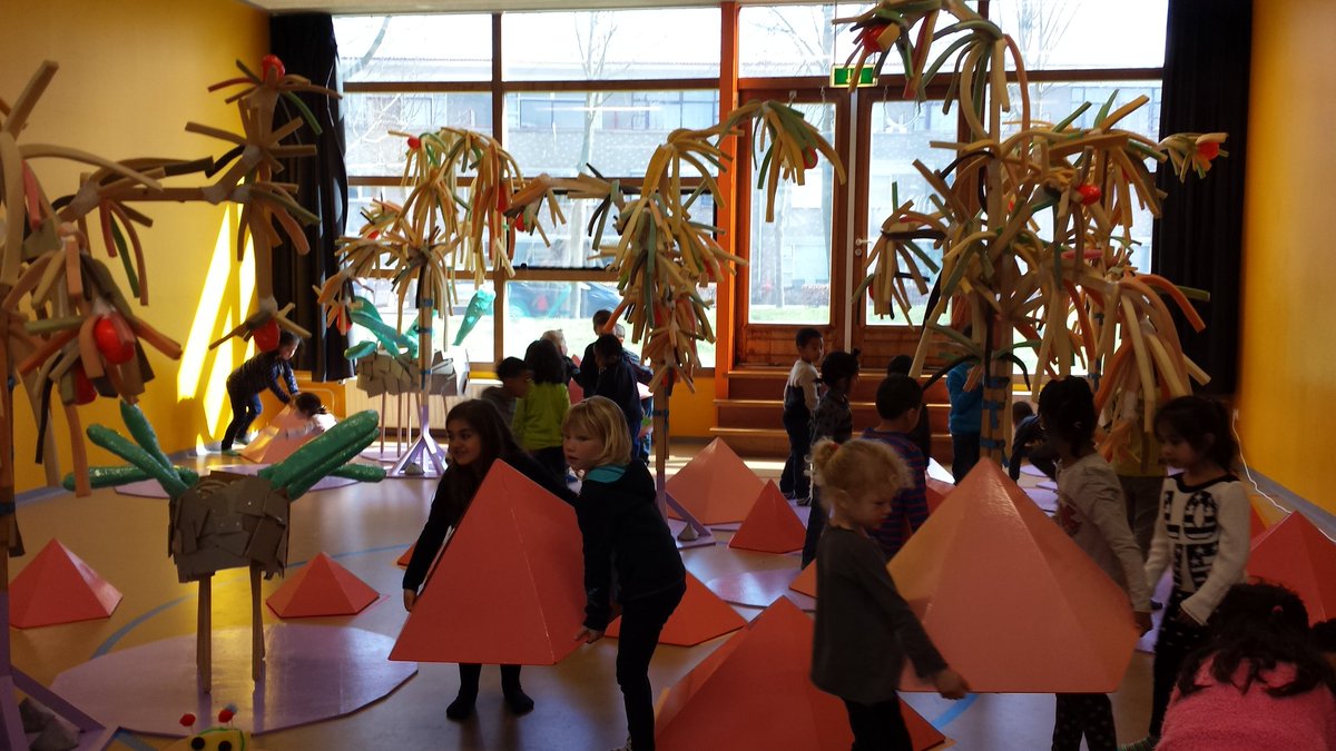 de_Zevensprong's tweet photo. Samenwerken IN een kunstwerk. Zoemzoem de moerasandijvie! @chantaldewolde https://t.co/qTm5KC8N7u