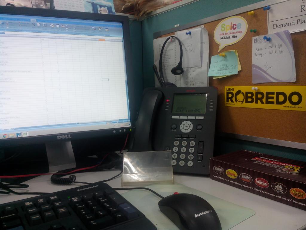 rojan88's tweet photo. Office workstation is #Lenified @lenirobredo :-) #LeniIsMyVP #DefinitelyLeni https://t.co/0PHq7wa1VI