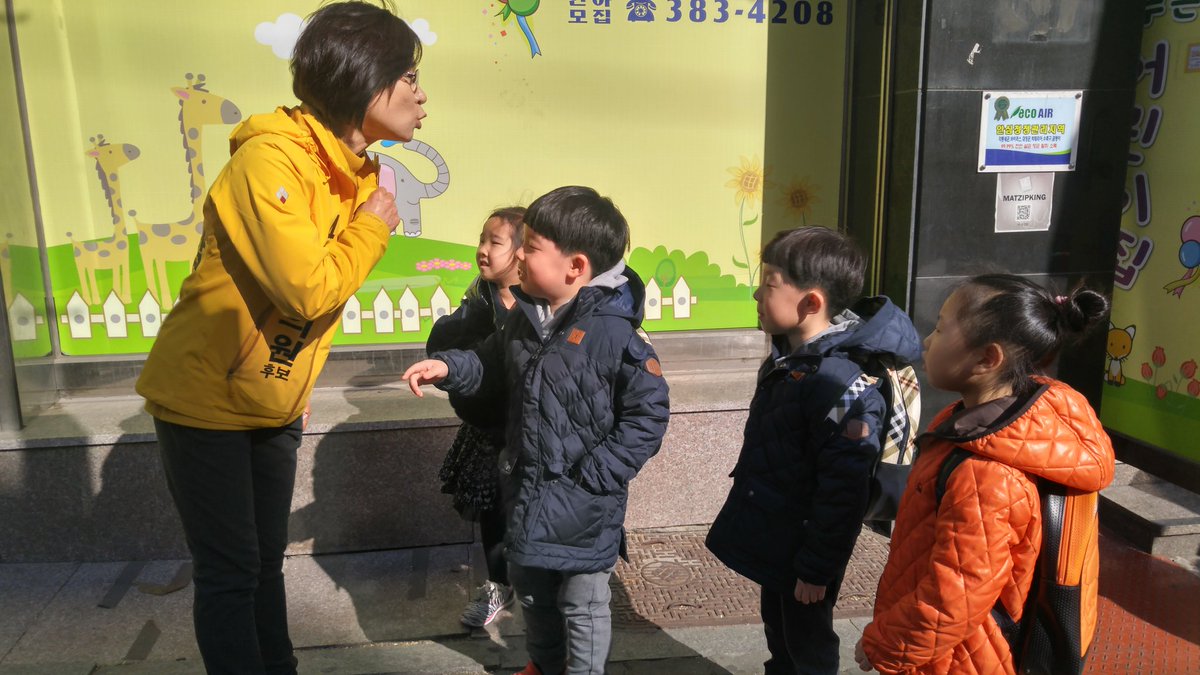 jnkim517's tweet photo. 우리동네 꼬물꼬몰 귀여운 아이들을 만났어요♥
제가 가슴에 달고 다니는 탈핵의 상징 '해바라기'가 뭔지 궁금해하네요. 아이들의 미래를 위한 정치를 펼치겠습니다. https://t.co/08JHpETvoD