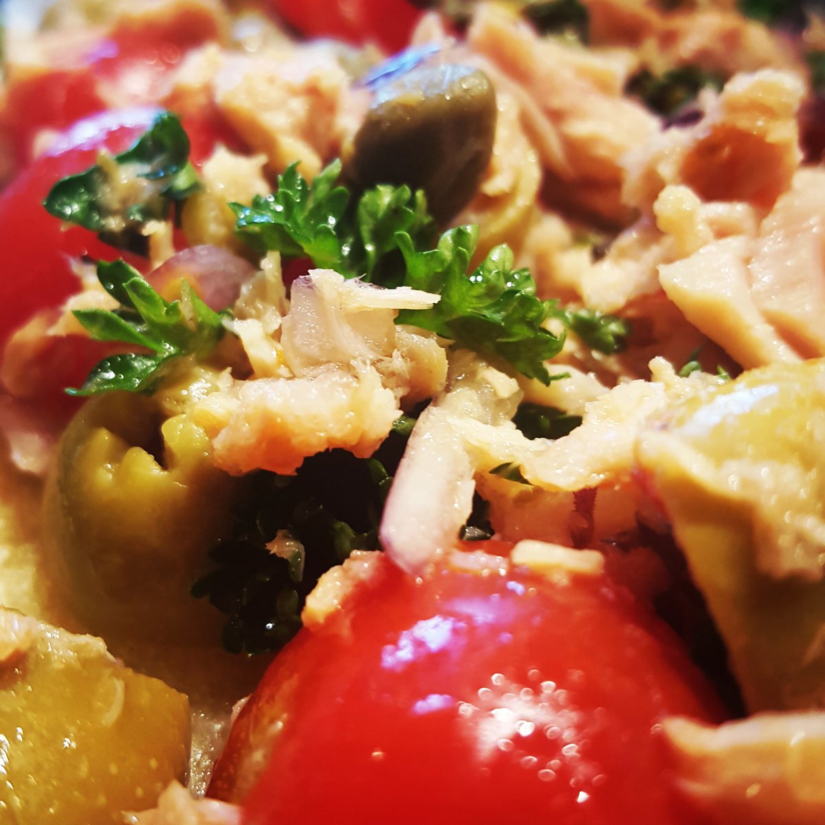 ItalianJackLDN's tweet photo. cherry tomatoes, capers, tuna, anchovies, chili, olives and parsley focaccia!
##sexychef #italianjack #pornfood https://t.co/jPabQPKK9j