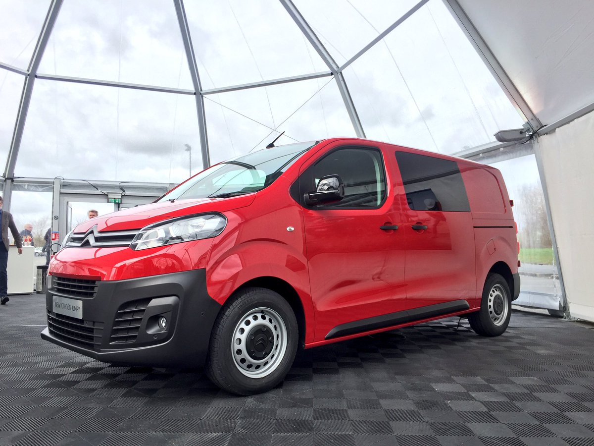 Veicolidalavoro's tweet photo. Ecco svelati completamente, in anteprima mondiale, #Peugeot #NewExpert e #Citroen #NewJumpy! https://t.co/zNinL0dw4Y
