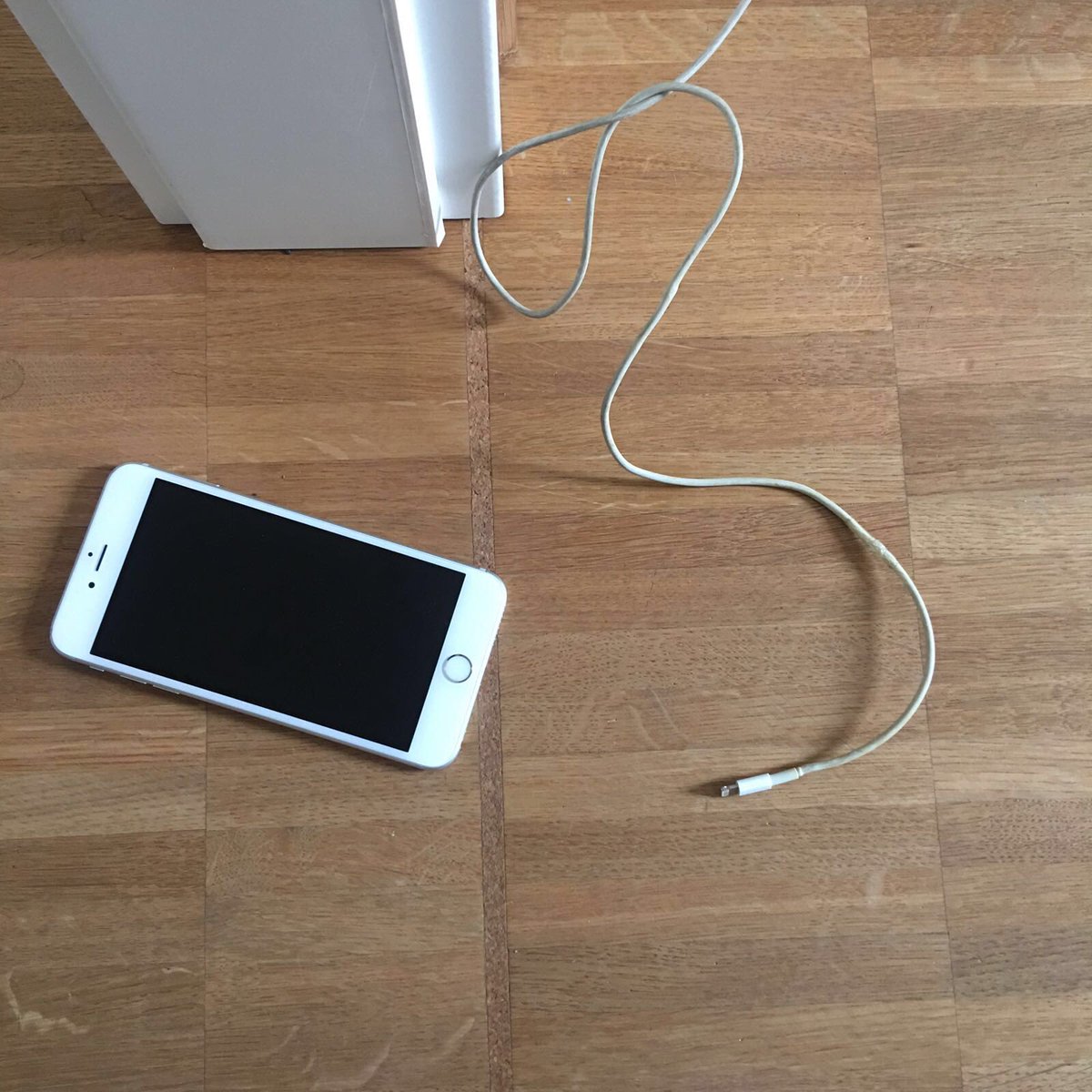 julienco_'s tweet photo. Coole Sache 😤

Ich dachte mein Handy wäre die letzte Stunde am laden 😩😩 https://t.co/Jt2bK6FqWc