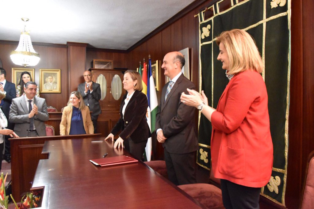 Juan_MaGonzalez's tweet photo. Gracias @anapastorjulian por hacer posible la firma de colaboración con @AytoLepe para los accesos al CHARE de Lepe. https://t.co/WXehtVN6DG
