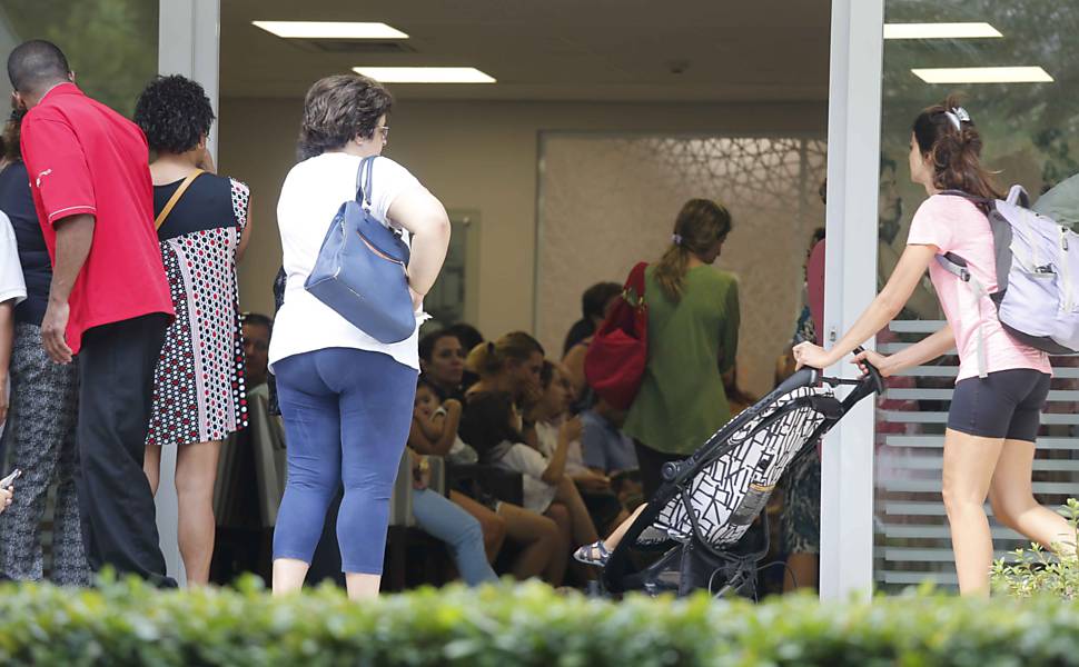 folha's tweet photo. SP tem corrida frenética e fila de três horas por vacina da gripe H1N1 https://t.co/EfG09n54FY https://t.co/srQSNebC48