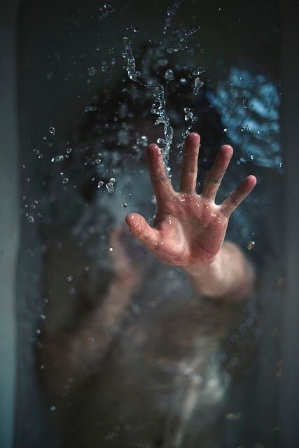 KissTheDeadGirl's tweet photo. "Drowning in a sea of loneliness where I lost myself years before drowning." https://t.co/gXVdpPU4vc