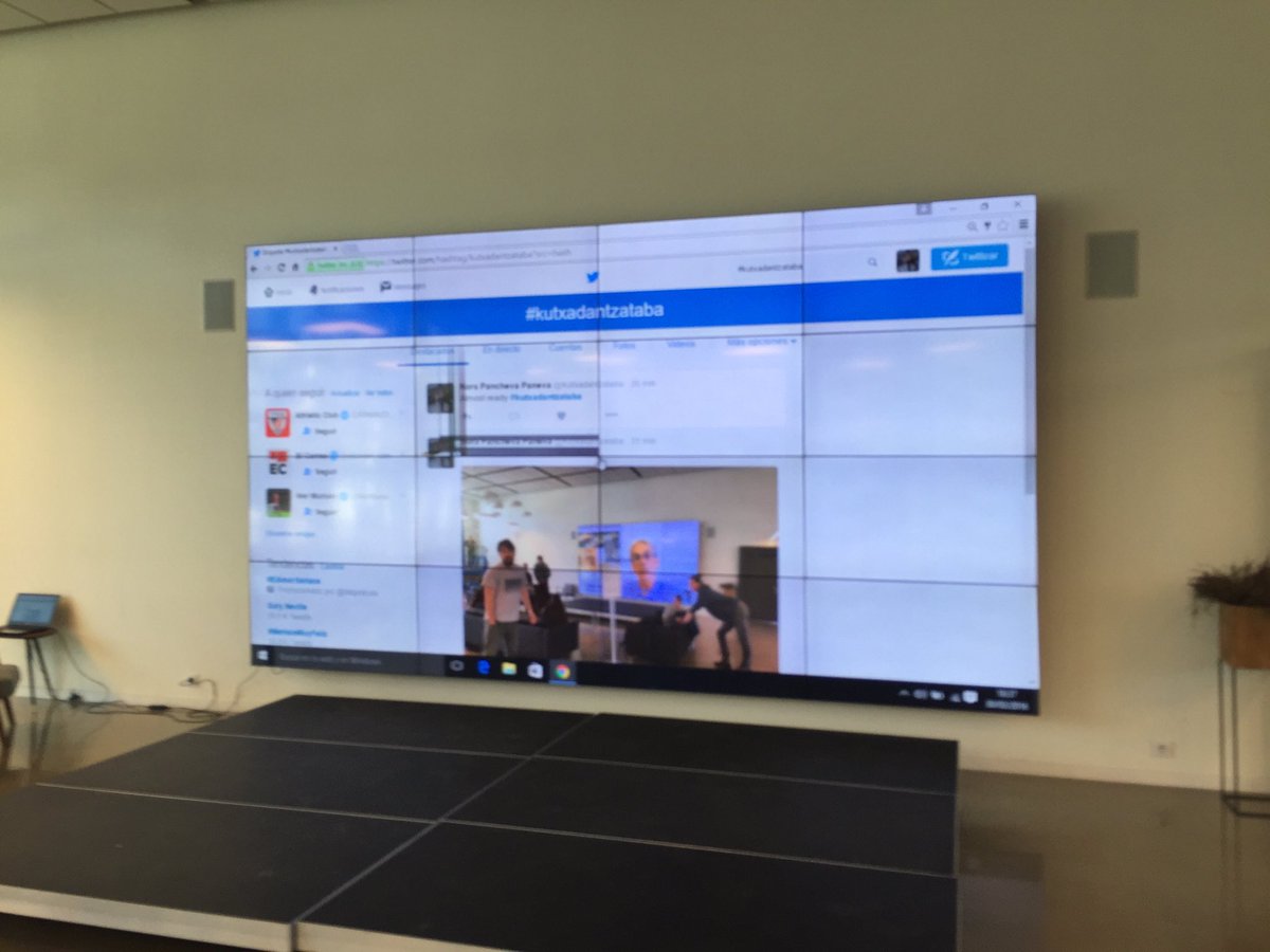 Tus tweets, en el videowall de Kutxa Kultur Plaza!! #kutxadantzataba