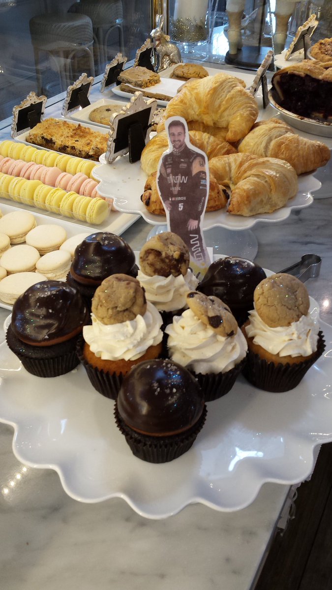 amywright_13's tweet photo. #FlatHinch has been having tons of fun with us at #TheCakeBakeShop https://t.co/gqtCs3Z8D9