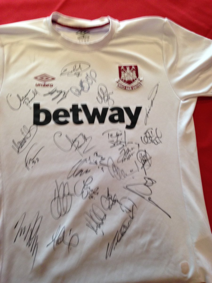 hammers_chat's tweet image. RT &amp;amp; FOLLOW &amp;amp; SUBSCRIBE to enter

Giving this away, signed by PDC, Rio, Bish &amp;amp; more! 

youtu.be/i2xfwjLDhh0