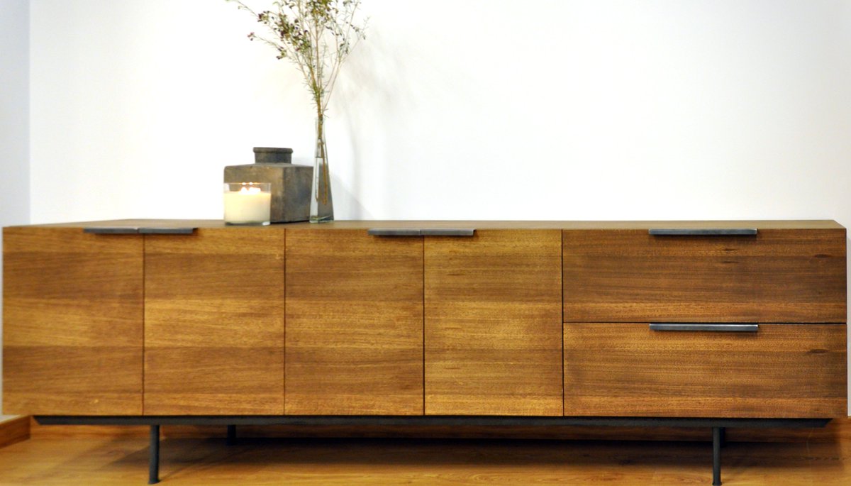 #Aparador para salón. Madera maciza de eucalipto y detalles de acero. Más en cubedeco.com. #decoracion