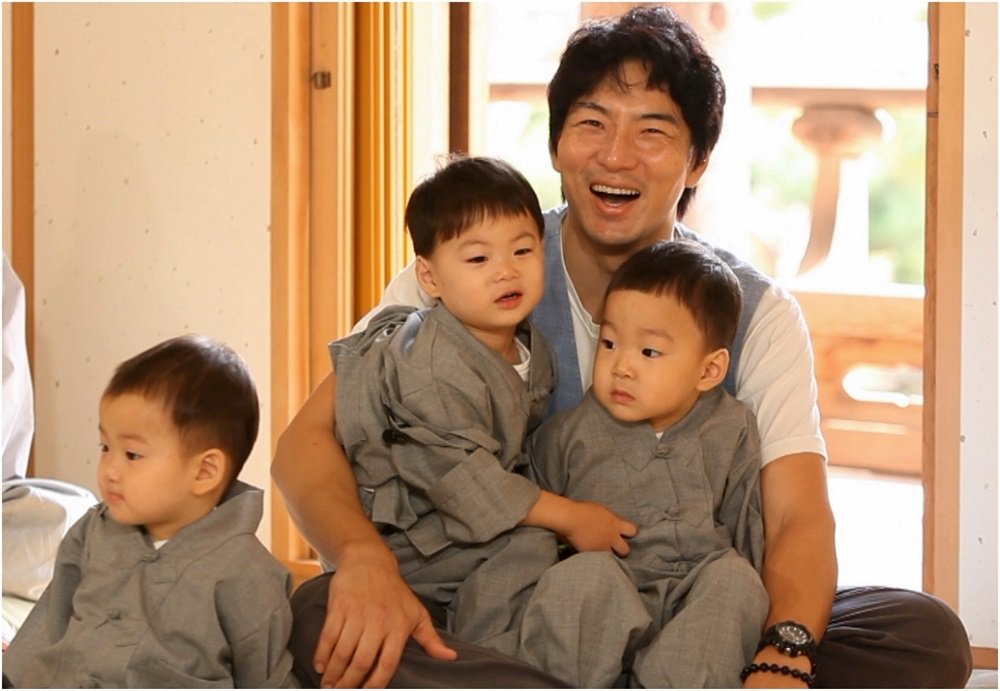 allkpop's tweet photo. Triplets loved seeing dad Song Il Kook get beat up in 'Jang Young Shil'?
https://t.co/QJH93etNRU https://t.co/KwS747Mmko