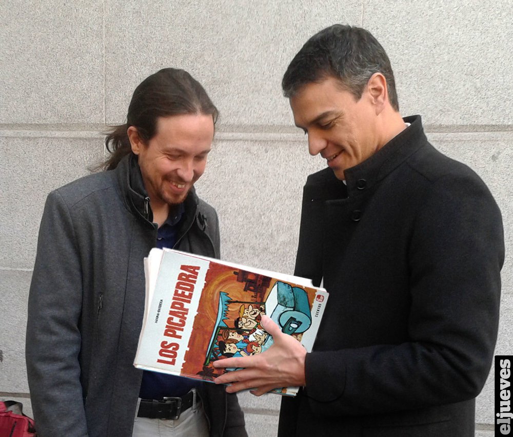 eljueves's tweet photo. Pablo Iglesias regala a Pedro Sánchez un libro al inicio de su reunión https://t.co/25UXZffx8N