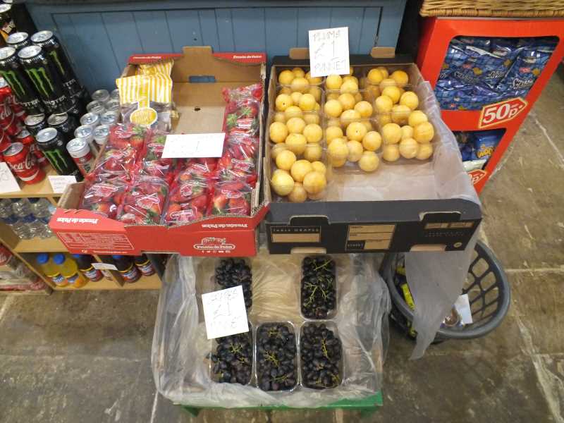 D&amp;D's Food Barrow now have a selection of fruit. Prices start at £1...bargain <a href="/BoostTorbay/">Boost Torbay</a> <a href="/Torbay_Hour/">#TorbayHour</a>