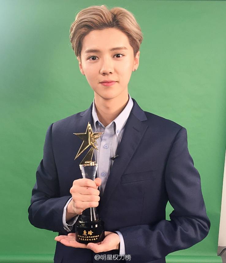 LUHANUNIONINA's tweet photo. [INFO] Luhan won The most Influence Singer of the year in 2015 Power Star 👏👏👏
cr.明星权力榜 https://t.co/yZHDbIn2MP