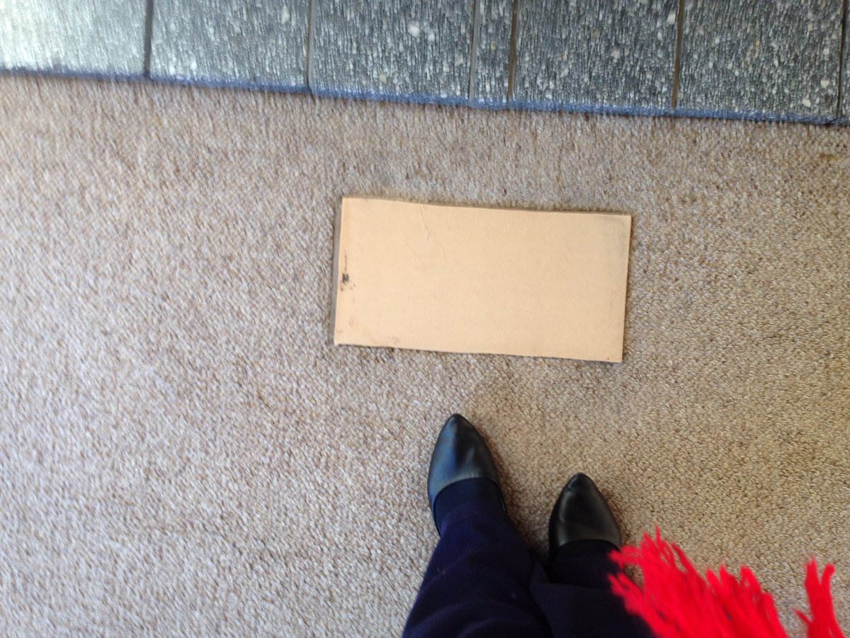 sarahpitabread1's tweet photo. When you're scrolling for a new DP and you find random photos of the floor #whatisthiswizardry? https://t.co/xiKMKqSdWL