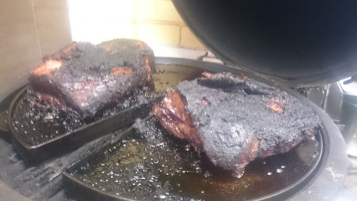 robee1972's tweet photo. BBQ szegy 110°  17 óra sütés után https://t.co/FRigtqdvPY