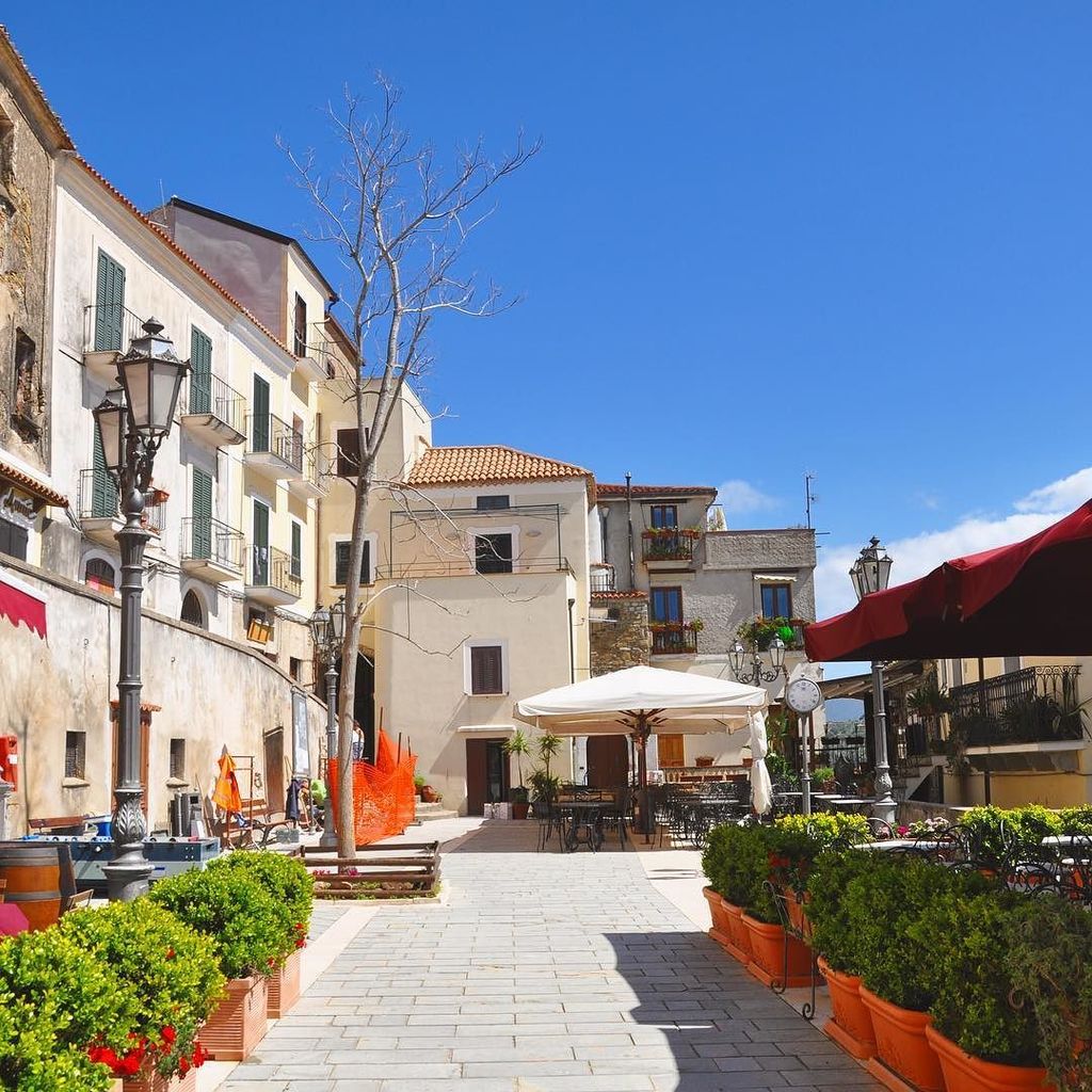 Passeggiata tra le vie di Castellabate, #CasaZarotti oggi abbiamo pure visto la Piazzetta set del film 'Benvenuti a…