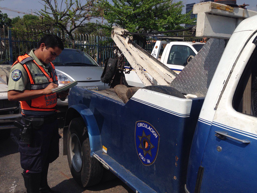 solanojuanc's tweet photo. 30M Otro vehículo más remolcado por mal estacionado en Sector la Floresta #Plan5-0 @Chacao @ramonmuchacho https://t.co/e5HBZTBJ36
